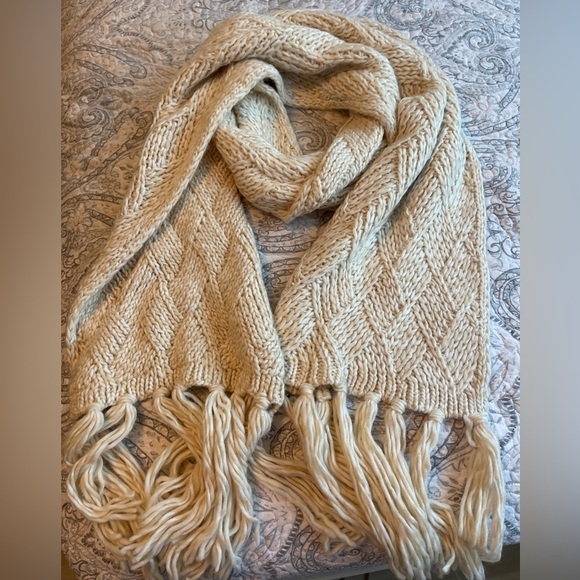 Accessories - OATMEAL/CREAM BASKET WEAVE FRING SCRF